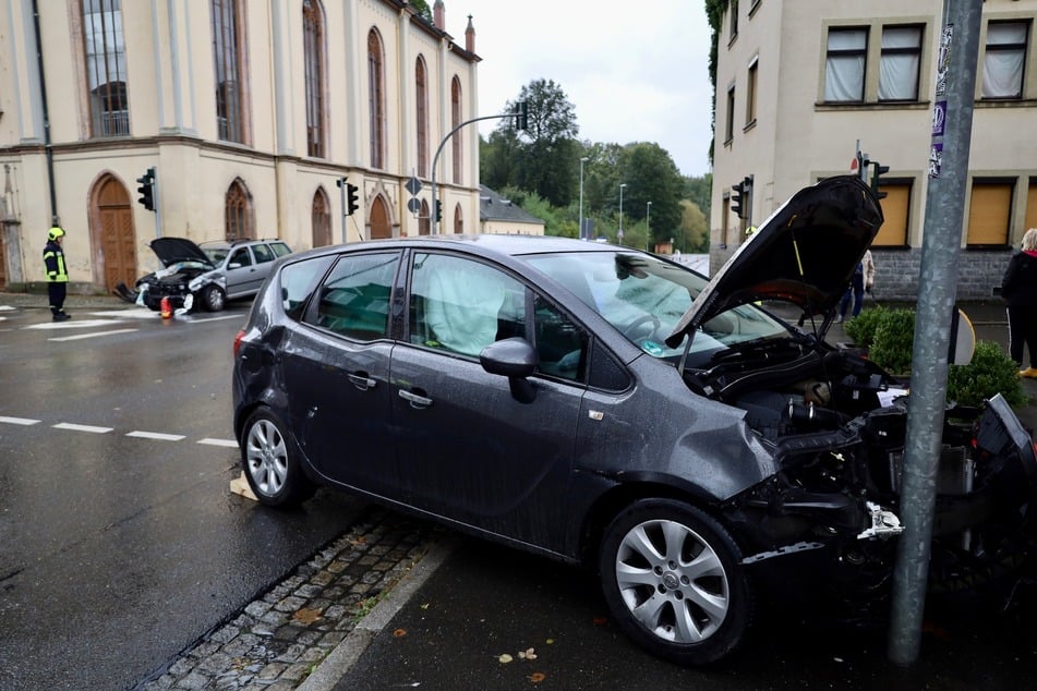 Auf der Kreuzung B169 (Auer Straße)/Hospitalstraße in Lößnitz (Erzgebirge) kollidierten am heutigen Freitag zwei Autos zusammen.