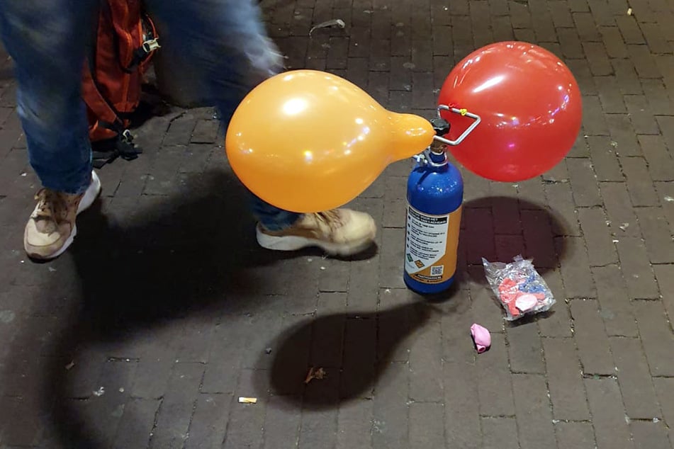 Lachgas wird immer häufiger als Droge missbraucht. Dabei wird das Gas aus einem Ballon oder einer Gaspatrone inhaliert, um einen kurzzeitigen Rausch zu erzeugen. (Symbolbild)