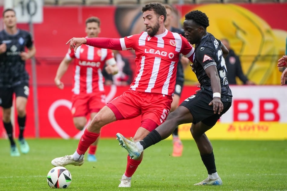 Dominik Pelivan (l.) und seine Mitspieler kamen gegen Waldhof-Angreifer Kennedy Okpala oft zu spät und mussten mehrfach einstecken.