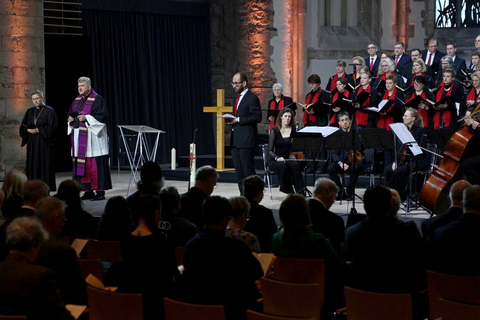 Regionalbischöfin Bettina Schlauraff (52, l-r) und Kathedralpfarrer Daniel Rudloff sprechen zu den Teilnehmern des ökumenischen Gedenkgottesdienstes in der Johanniskirche.