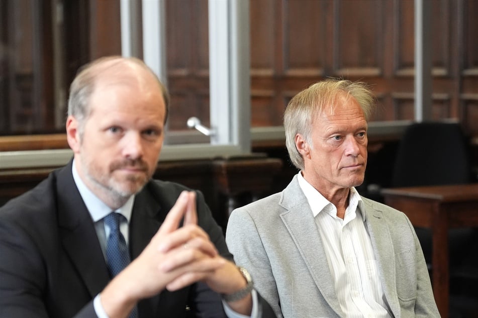 David Rieks verteidigt Gerhard Delling (67), den ehemaligen Sportmoderator und Lebenspartner von Christina Block, der wegen Beihilfe angeklagt ist.