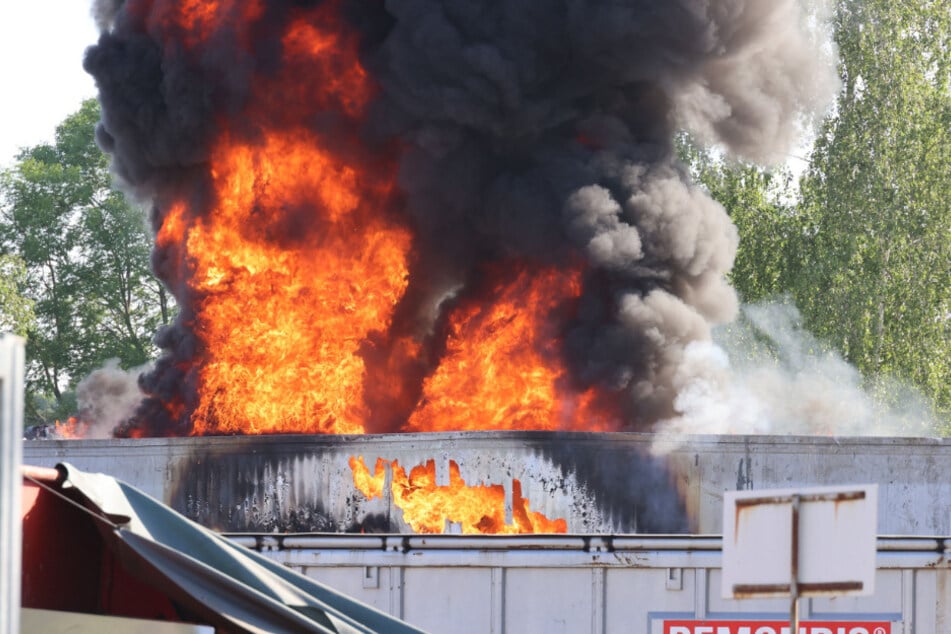 Große Flammen steigen aus dem Lkw-Anhänger.