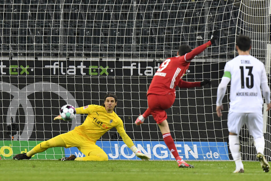 Mit Robert Lewandowski (33, M.) hat der FC Bayern einen Elfmeter-Experten in den eigenen Reihen. Das durfte Fohlen-Torwart Yann Sommer (32, l.) bereits in der vergangenen Saison kennenlernen.