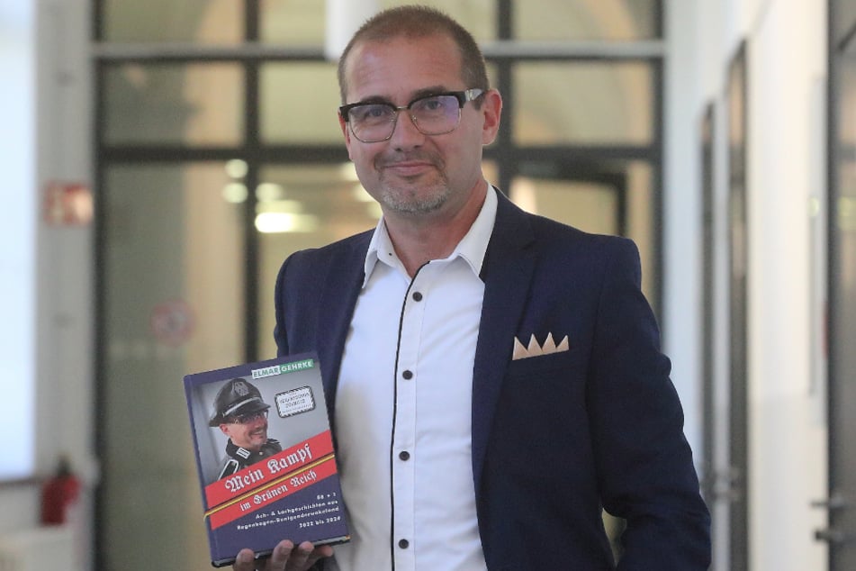 Elmar Gehrke (45) hatte bei Gericht auch sein aktuelles Buch dabei und zitierte daraus.