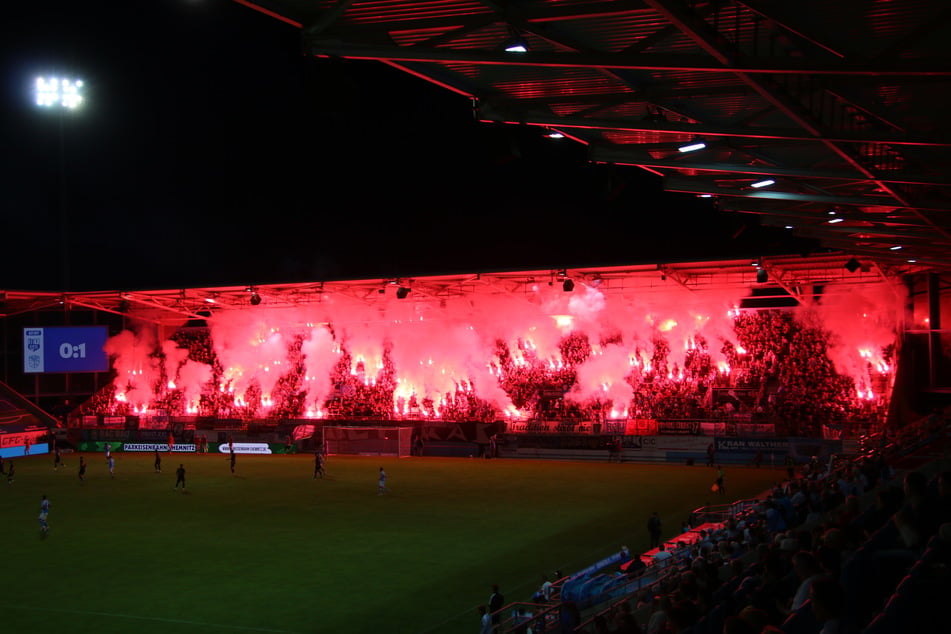 Wegen der zahlreichen Pyrotechnik, die auf der Südtribüne zum Einsatz kam, musste das Spiel in der zweiten Halbzeit unterbrochen werden.