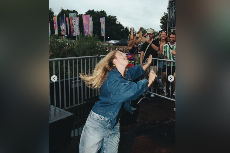 Die niederländische Sängerin Roxy Dekker (19) ist auf der Bühne ausgerutscht.