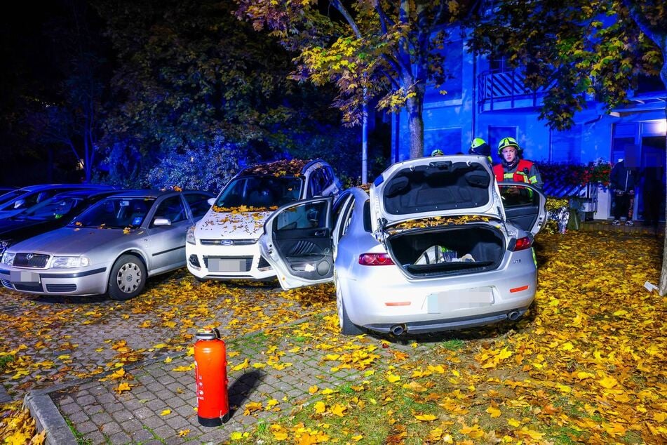 Die drei Mitfahrer erlitten bei dem Unfall leichte Verletzungen.