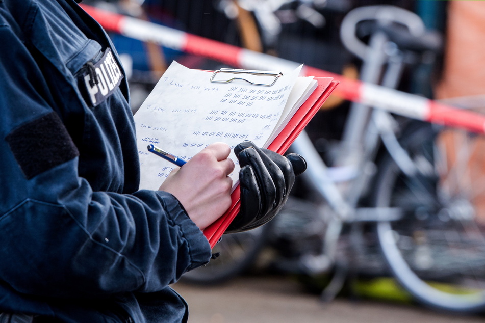 Ein Polizist registriert sichergestellte Fahrräder. Am 19. März beginnt der Prozess gegen die mutmaßliche Hauptverantwortliche der illegalen Fahrrad-Verschiebung bei der Polizei.