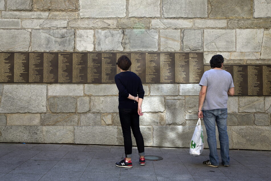 Die Shoah-Gedenkstätte befindet sich neben der Mur des Justes (Mauer der Gerechten).
