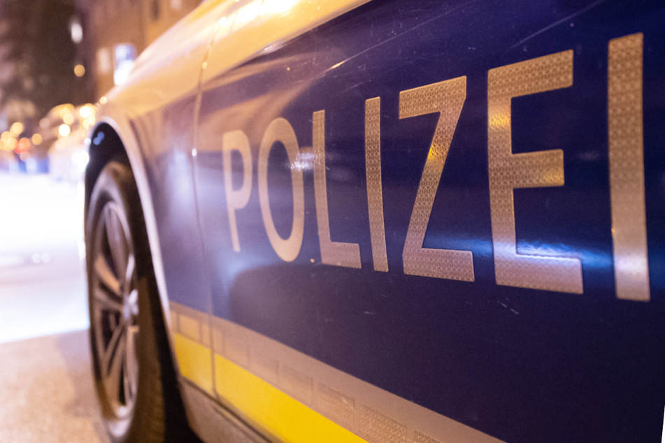 Die Polizei hatte mächtig zu tun und sortierte die Sattelzüge um. (Symbolfoto)