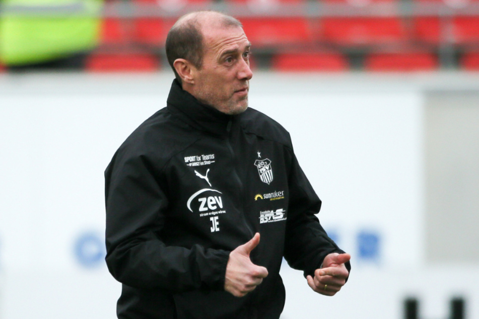 Daumen hoch oder Daumen runter? Für Coach Joe Enochs geht es am Sonntag um seine Zukunft beim FSV Zwickau.