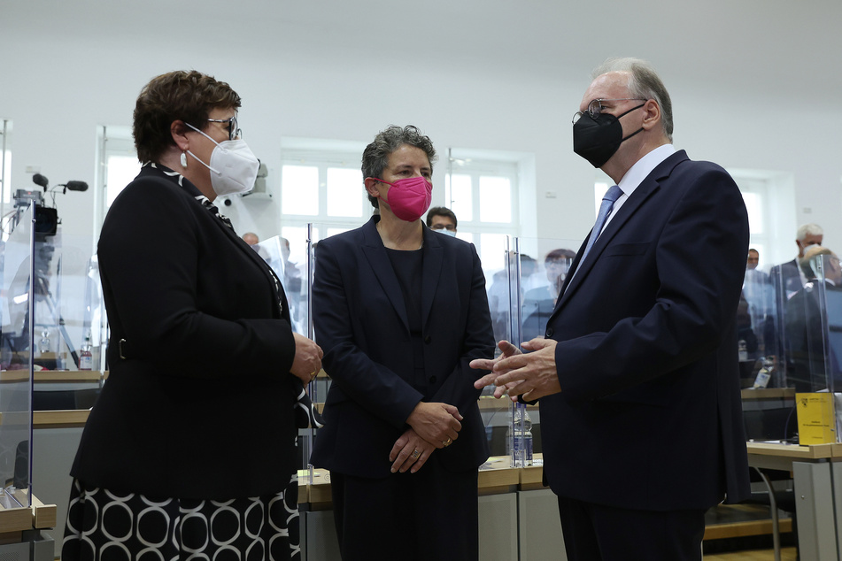 Haseloff (67, CDU), hier mit Petra Grimm-Benne (59, SPD, li.) Lydia Hüskens (57, FDP) muss sich nun einem zweiten Wahlgang stellen.