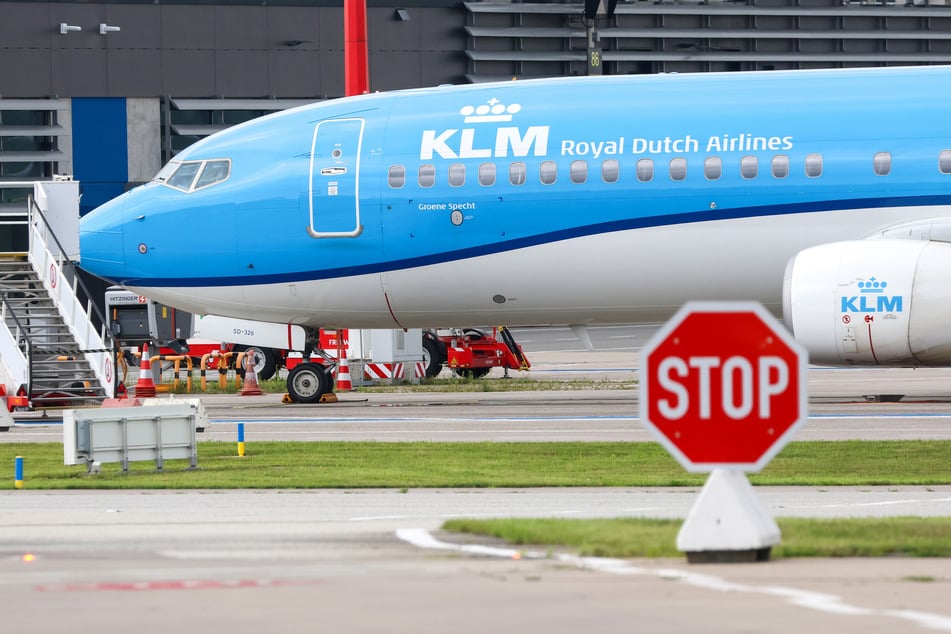 Die Maschine der Fluggesellschaft KLM konnte erst spät in der Nacht starten. (Symbolbild)