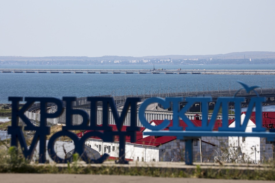 Der Schriftzug "Krim-Brücke" steht auf dem Festland. Laut dem ukrainischen Präsidenten begann hier der russische Krieg.