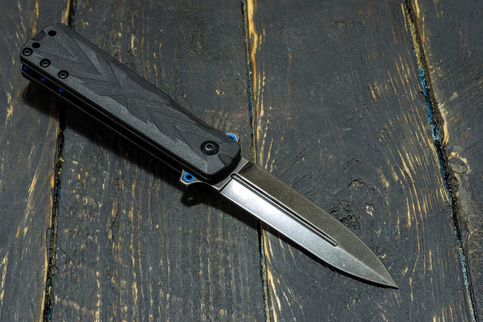 In Deutschland sind alle Messer verboten, bei denen die Klinge vorne per Knopfdruck aus dem Griff schnellt. (Symbolbild)
