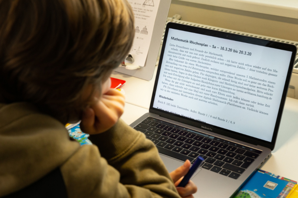 Kinder arbeiten derzeit zu Hause am Lernstoff.