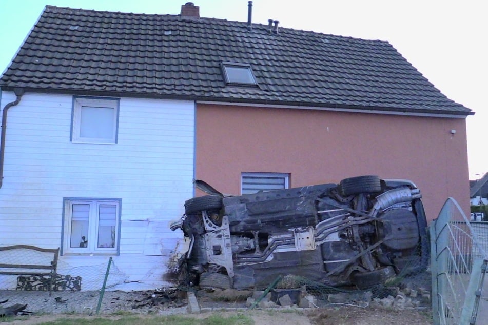 In Langenfeld krachte ein BMW-Fahrer gegen eine Hauswand.