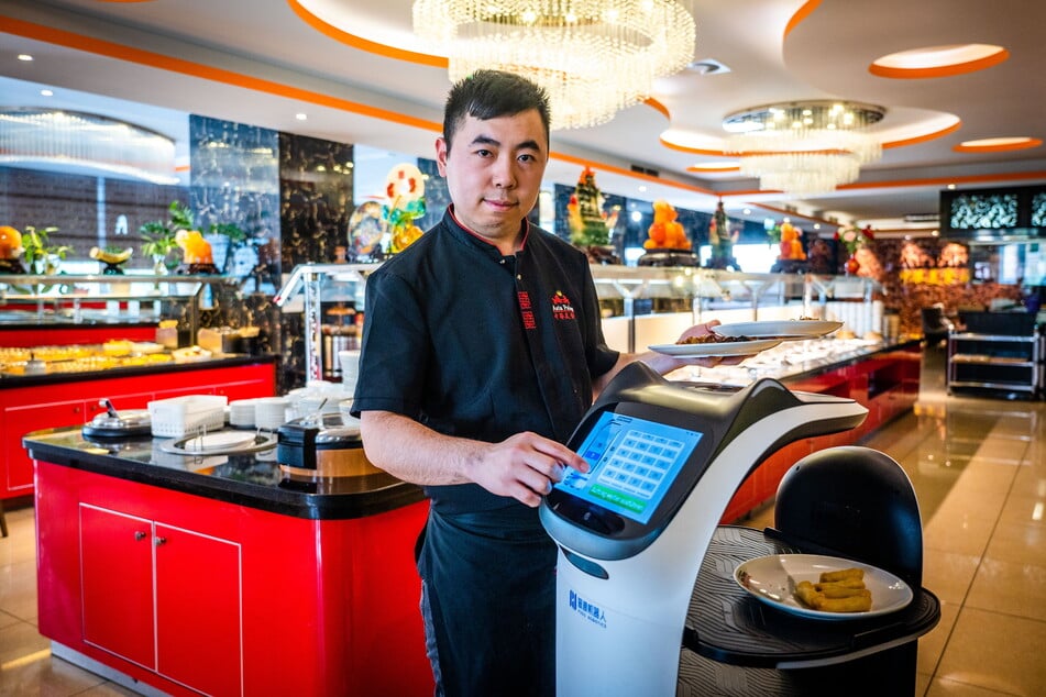 Restaurantchef Mirko Yu (27) kann auf dem Roboter-Monitor auswählen, welche Tische bedient werden sollen.