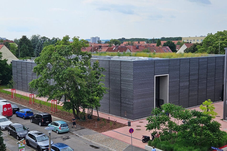 Die Fassade der Sporthalle greift farblich die Gestaltung des Schulgebäudes auf.
