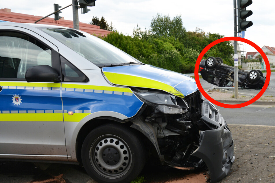 Das Einsatzauto der Polizei wurde auf der rechten Seite der Wagenfront schwer beschädigt. Im Hintergrund ist der schwarze VW Golf zu sehen.