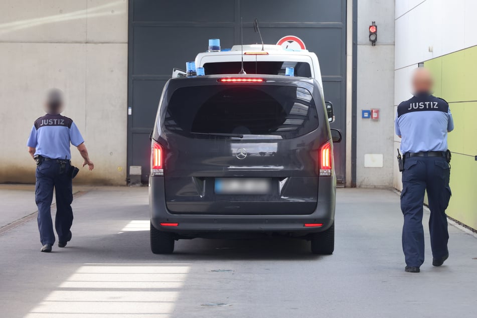 Der Mercedes-Transporter der Bundespolizei rollte zusammen mit Liebich gegen 11.30 Uhr in die Tore der Chemnitzer JVA.