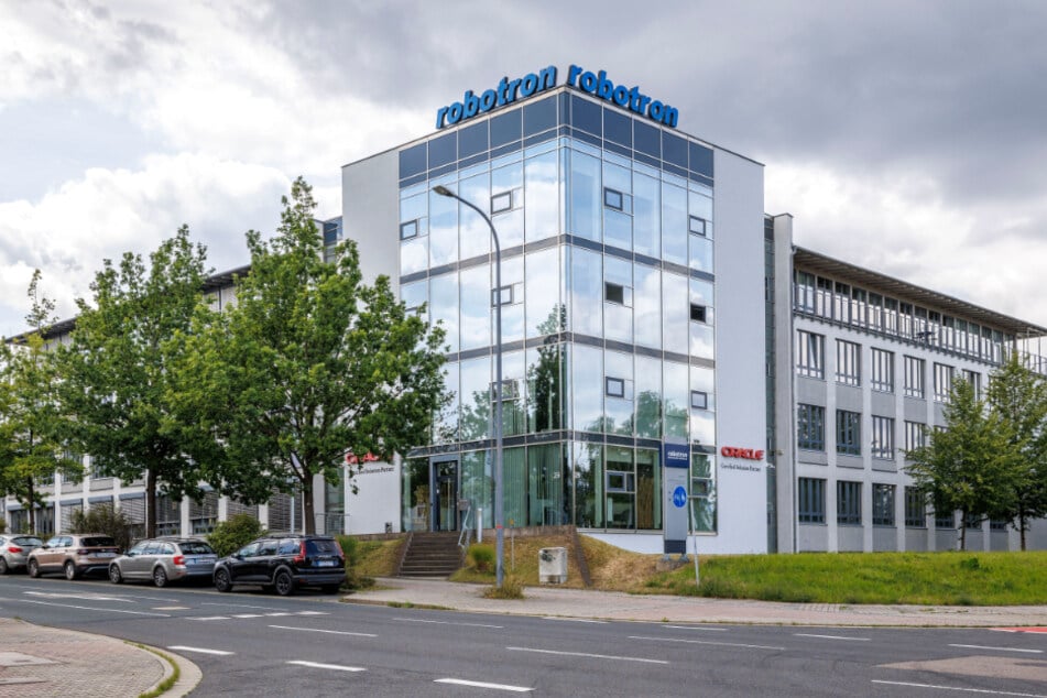 Das heutige Unternehmen hat mehrere Gebäude im Dresdner Gewerbegebiet Coschütz, darunter diese Firmenzentrale.