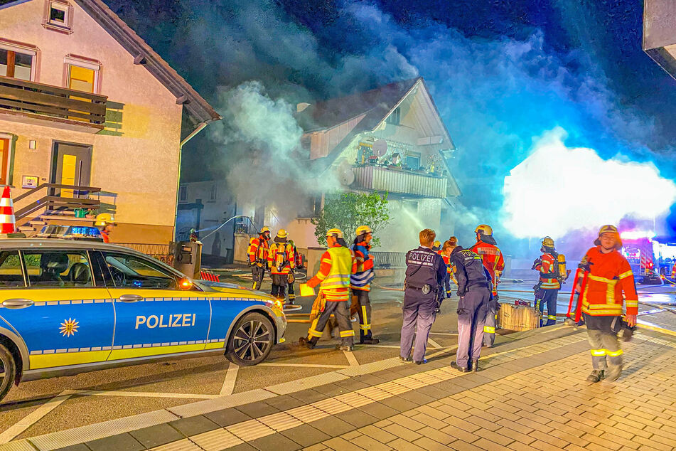 Polizei und Feuerwehr waren mit starken Kräften zum Brandort nach Sasbach geeilt.