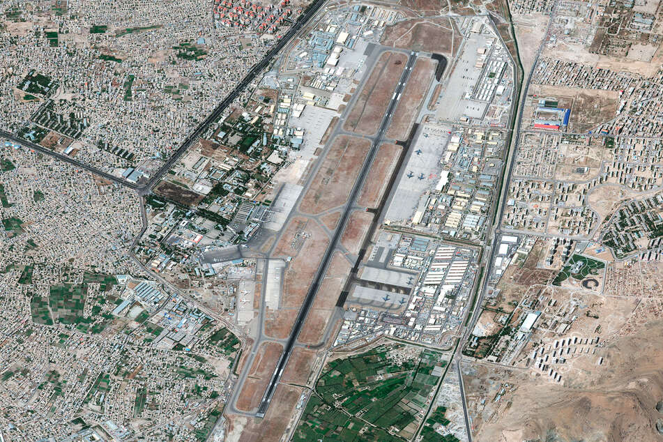 Blick auf den Kabuler Flughafen. Am Sonntagnachmittag kam es in der Nähe zu einer Explosion.