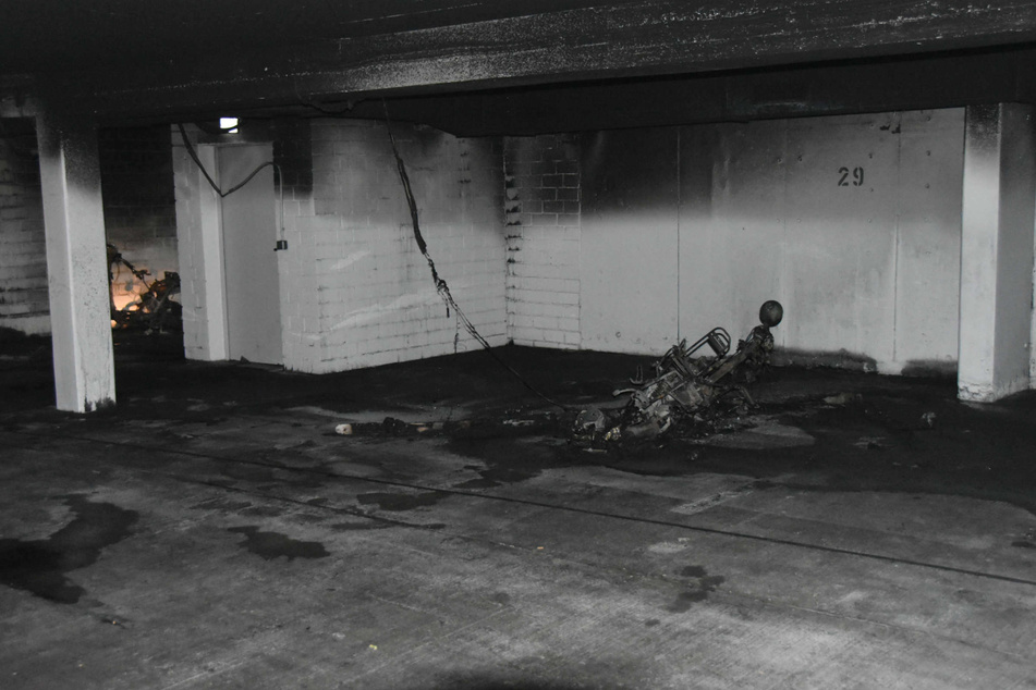 Die beiden Motorroller, die in der Kölner Tiefgarage geparkt worden waren, brannten vollständig aus.