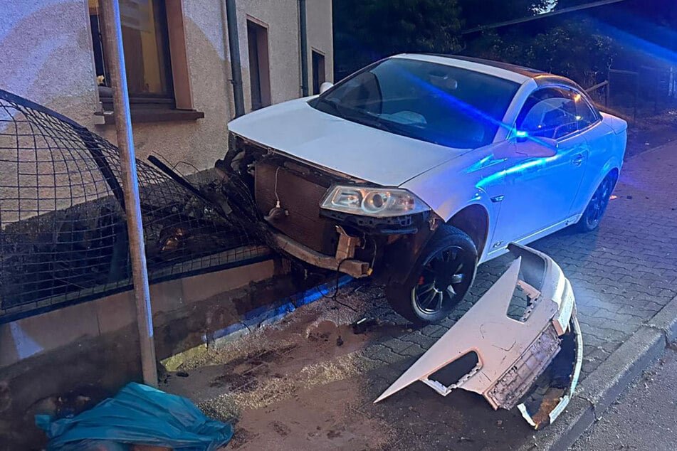 Im Rausch aus der Kurve geschlittert: Renault rast in Zaun