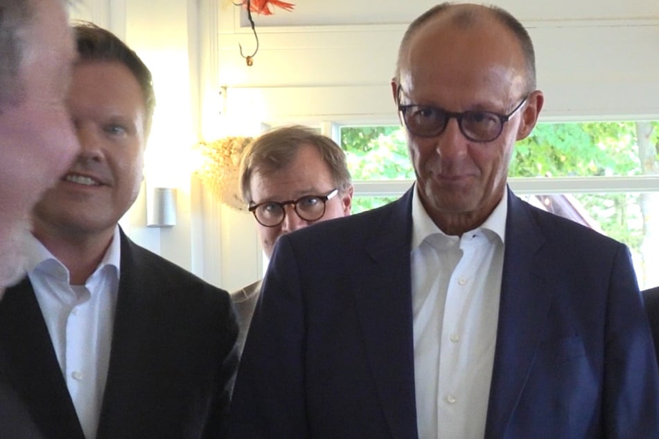 "Kriegstreiber" und "Pinocchio": Merz bei Wahlkampfauftritt ausgepfiffen und beschimpft