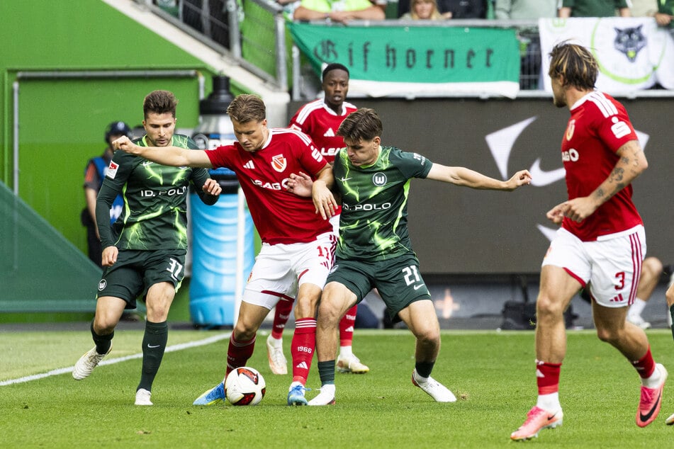 Schon beim Auswärtsspiel in Wolfsburg griff Cottbus sicherheitshalber auf das Energie-Rot zurück.