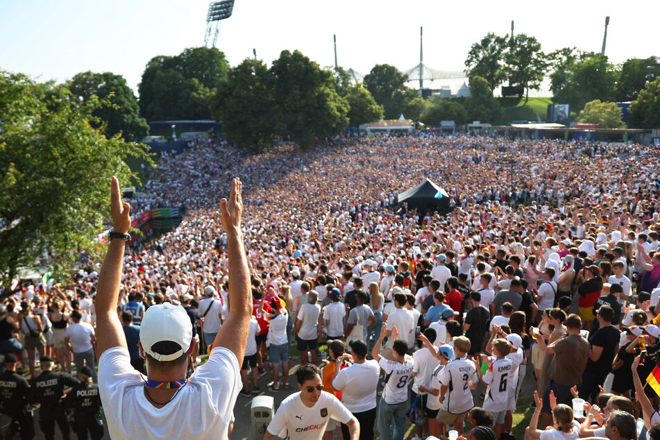 Rund 10.000 Fans kommen im Schnitt in die Münchner Fan Zone im Olympiapark.