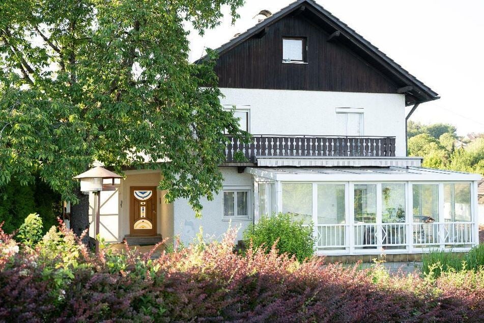 In der Wohnung eines Seniorenpaares in Passau hat ein Mitarbeiter eines Pflegedienstes die Leichen und den Schwerverletzten entdeckt.