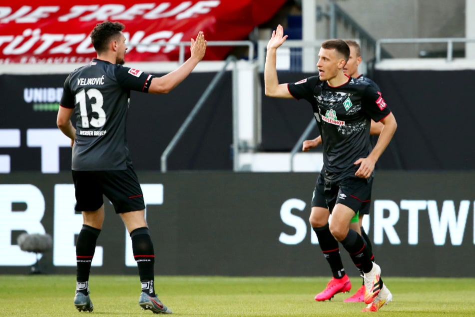 Maximilian Eggestein (r.) bejubelt mit Milos Veljkovic die frühe Bremer 1:0-Führung.