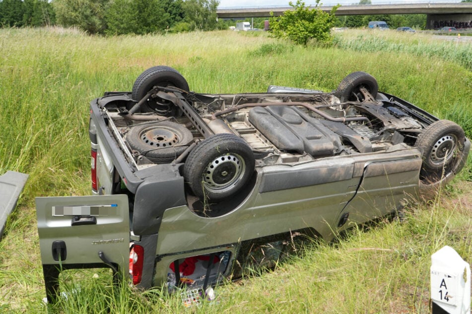 Aus bisher unbekannter Ursache kam das Fahrzeug von der Fahrbahn ab und überschlug sich.