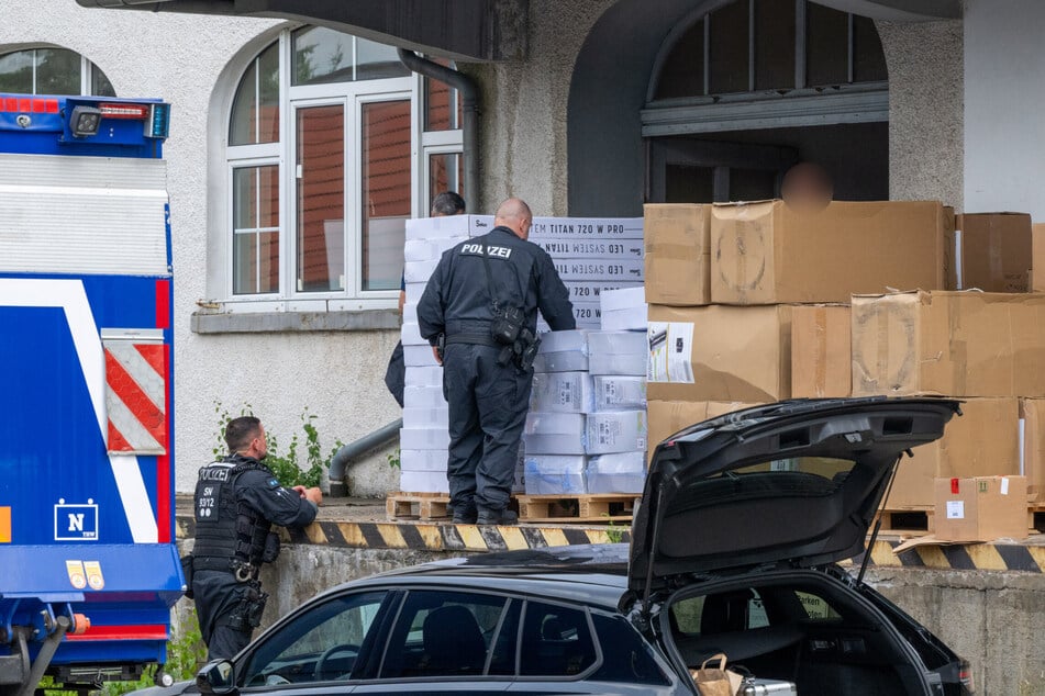 Die Polizei stieß auf Chemikalien und verdächtige Utensilien.