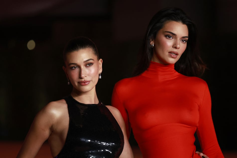 Kendall Jenner and Hailey Bieber (r.) looked fall ready for their latest girls' night out.