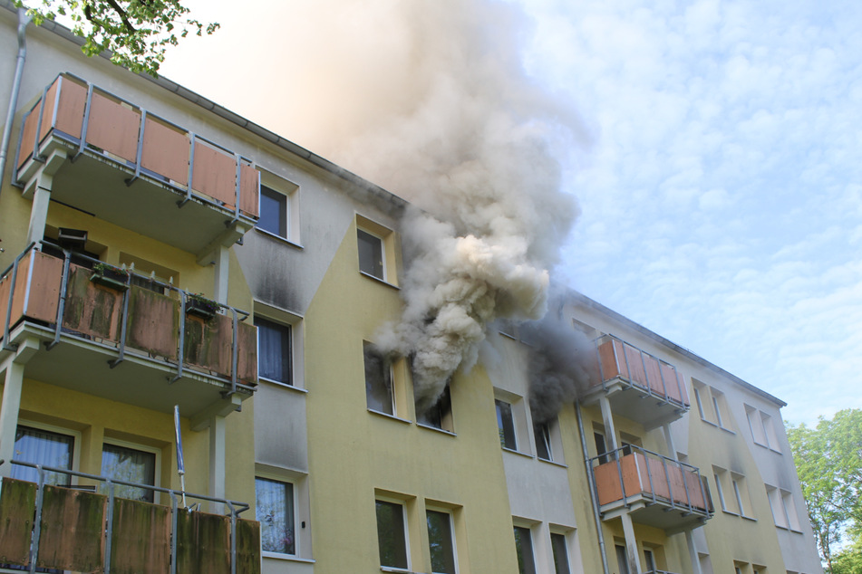 Eine bei dem Brand verletzte Frau musste ins Krankenhaus gebracht werden.