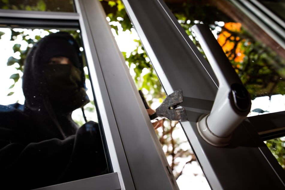 Der Mann sei nach Angaben der Polizei durch ein Fenster, welches er aufbrach, in das Haus gelangt. (Symbolbild)