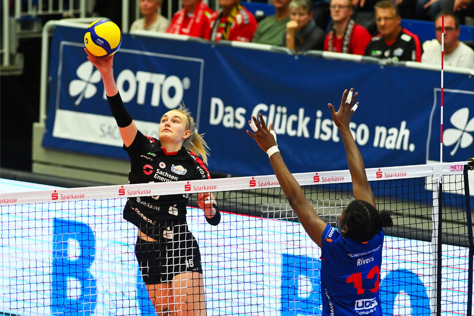 DSC-Talent Julia Wesser (l.) im Angriff gegen Stuttgarts Superstar Krystal Rivers.