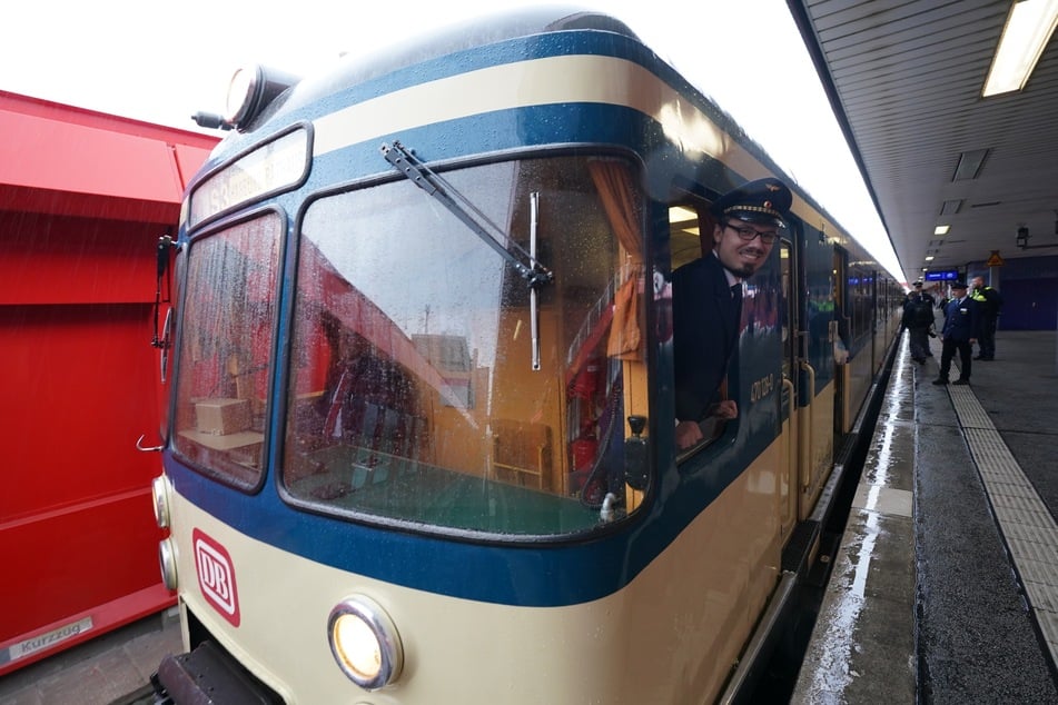 Mit einer historischen S-Bahn ist der Weihnachtsmann am Samstag in Hamburg unterwegs. (Archivbild)