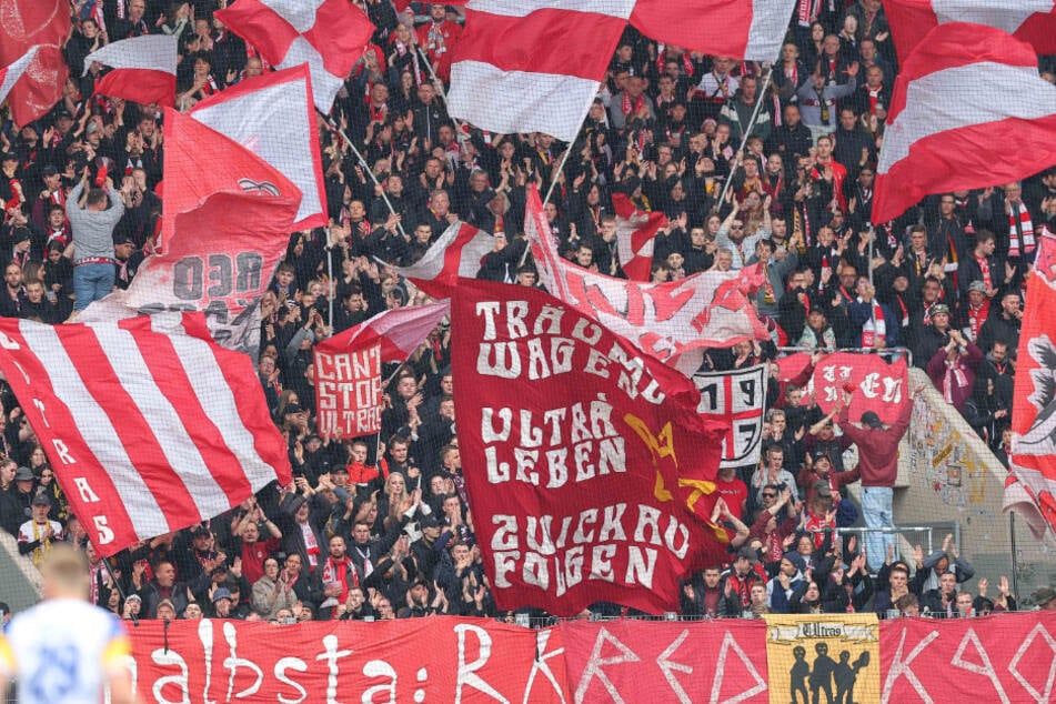 Einige Fans des FSV Zwickau versuchten, ohne Tickets ins Sportforum zu gelangen. (Archivbild)
