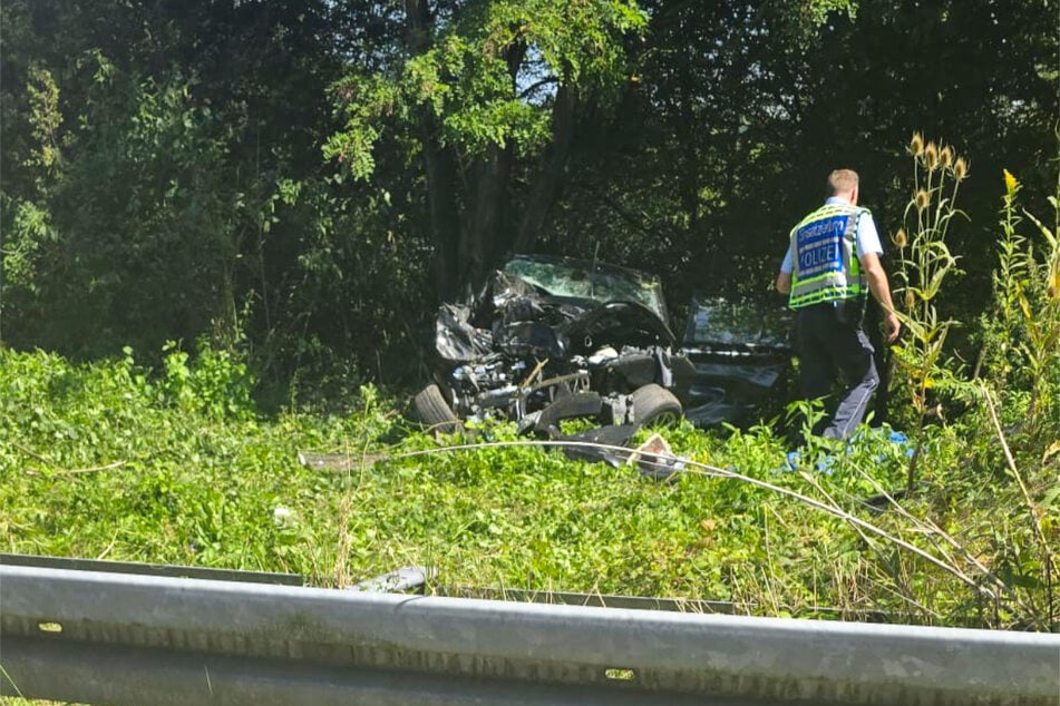 Der BMW wurde im Frontebereich völlig zerstört, der Fahrer (†82) erlitt tödliche Verletzungen.