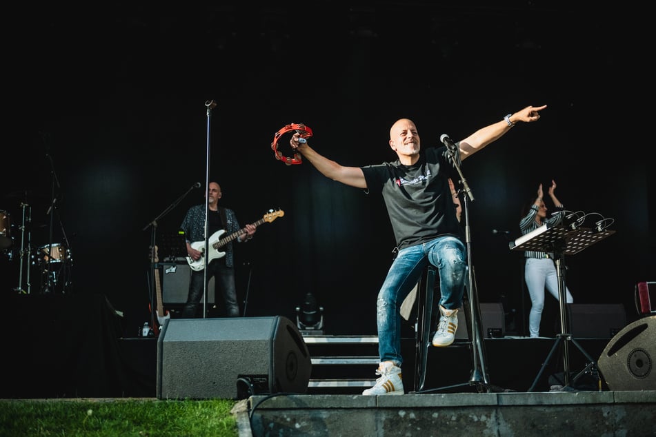 Die ersten drei Lieder performte Lotto King Karl (57) am Samstagabend bei der Eröffnung der Konzertsaison im Hamburger Stadtpark noch im Sitzen.