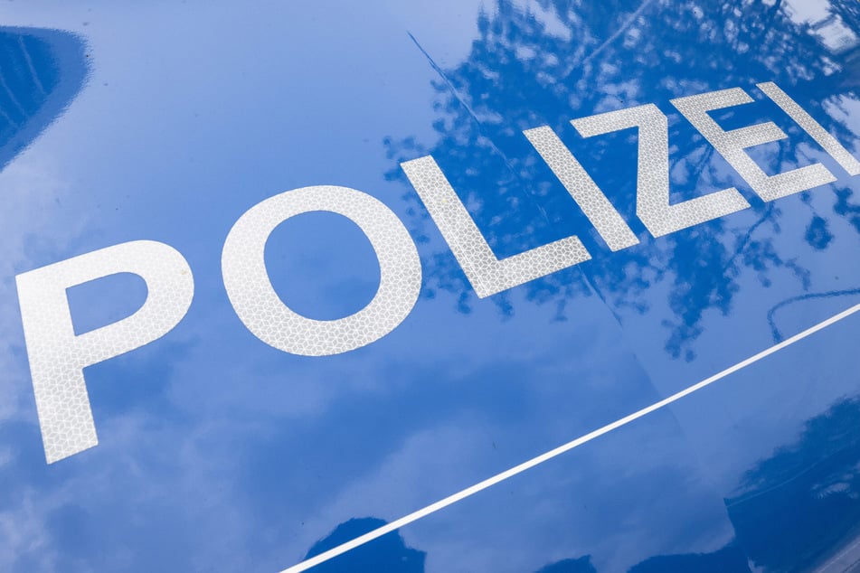 Zwei Polizeiautos wurden am Montag in Leipzig beschädigt. (Symbolbild)