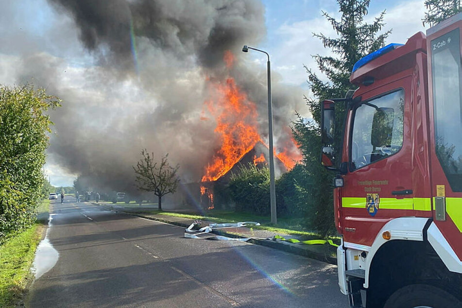 Bei der Ankunft der ersten Feuerwehrfahrzeuge stand das Anwesen bereits in meterhohen Flammen.