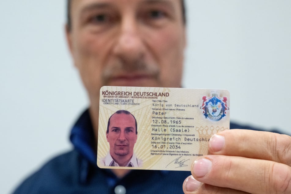 Peter Fitzek (59), der sich selbst auch "König von Deutschland" nennt, präsentierte seine Identitätskarte für das "Königreich Deutschland". (Archivfoto)