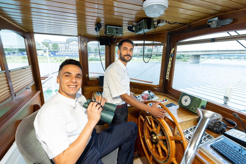 Helmi (24, l.) und Ali (25) haben gestern ihre Ausbildung zu Binnenschiffern bei der Weißen Flotte begonnen.