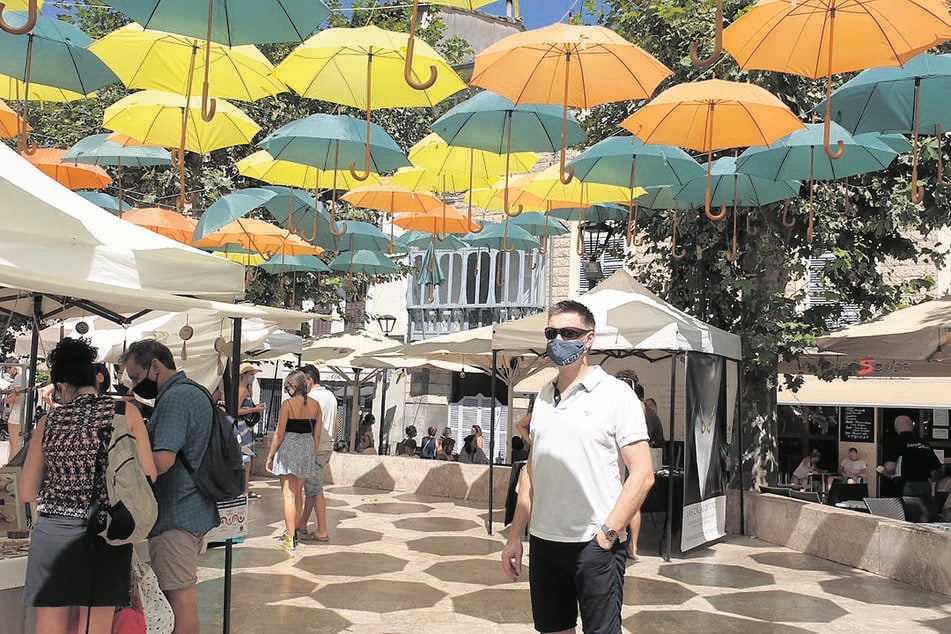Entspannter Urlaub auf der Risiko-Insel: Reise-Unternehmer Lutz-Peter Schöne (54) mit Mundschutz beim Marktbesuch in Sóller.